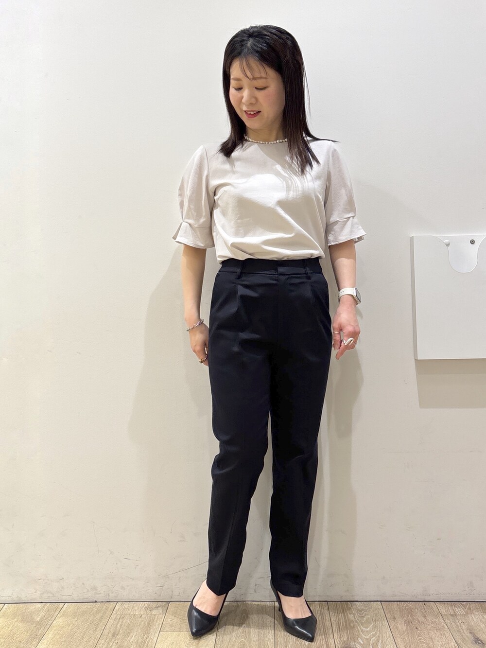 ブラック系のパンプス、グレー系のトートバッグ、ブルー系のその他パンツを着用したレディースの春コーディネートの9枚目の写真