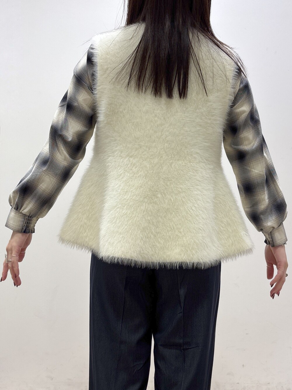 ブルー系のシャツ/ブラウス、ブルー系のその他パンツ、レッド系のトートバッグを着用したレディースの秋コーディネートの9枚目の写真