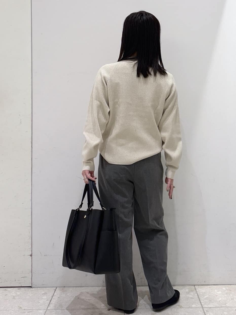 ブラック系のダウンジャケット/コート、ホワイト系のニット/セーター、グレー系のその他パンツを着用したレディースの冬コーディネートの6枚目の写真