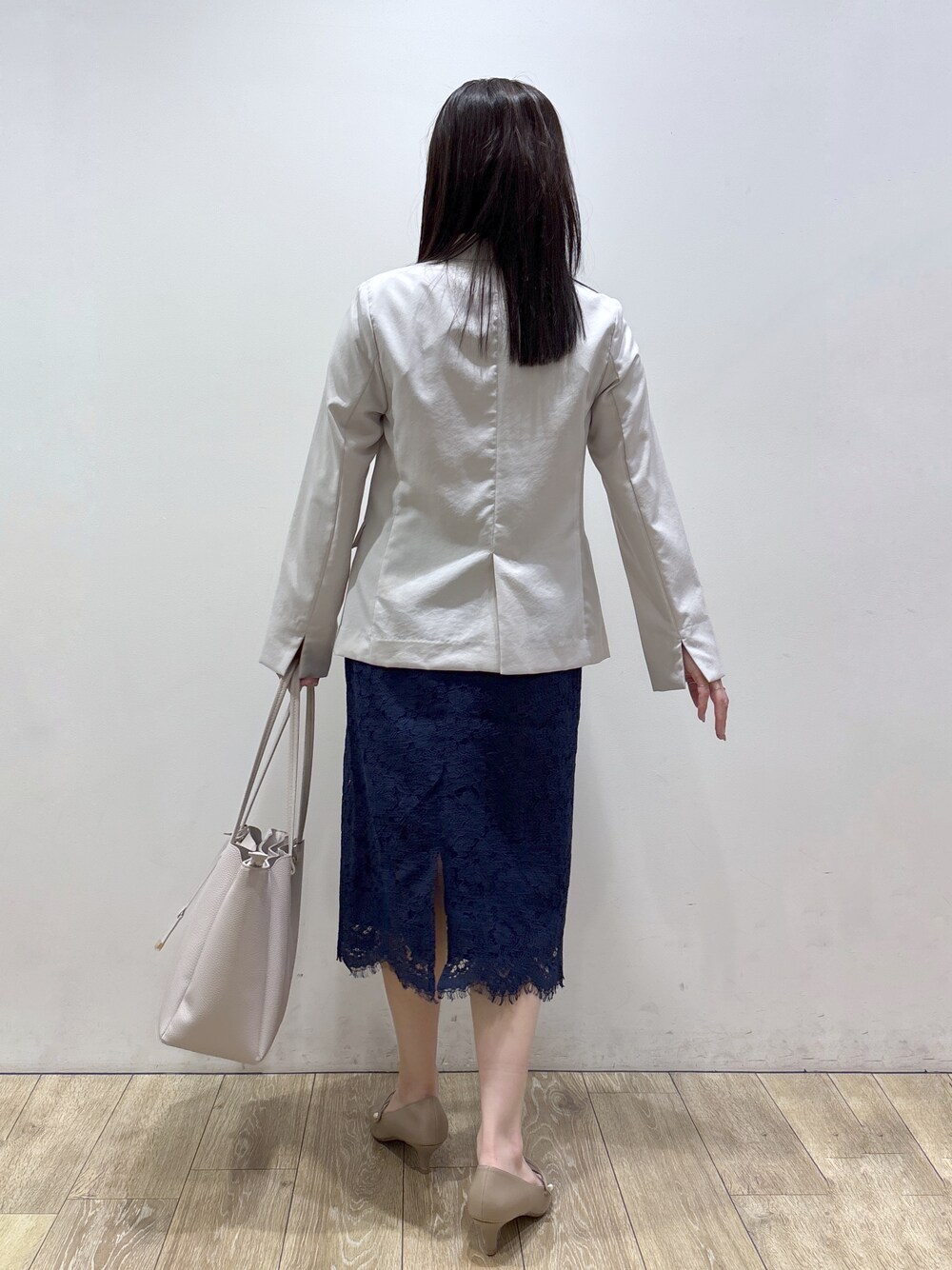 ベージュ系のテーラードジャケット、ベージュ系のTシャツ/カットソー、グレー系のトートバッグを着用したレディースの夏コーディネートの3枚目の写真