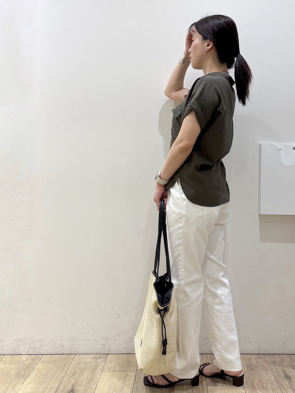 ブラウン系のサンダル、ホワイト系のその他パンツ、ホワイト系のトートバッグを着用したレディースの春コーディネートの4枚目の写真