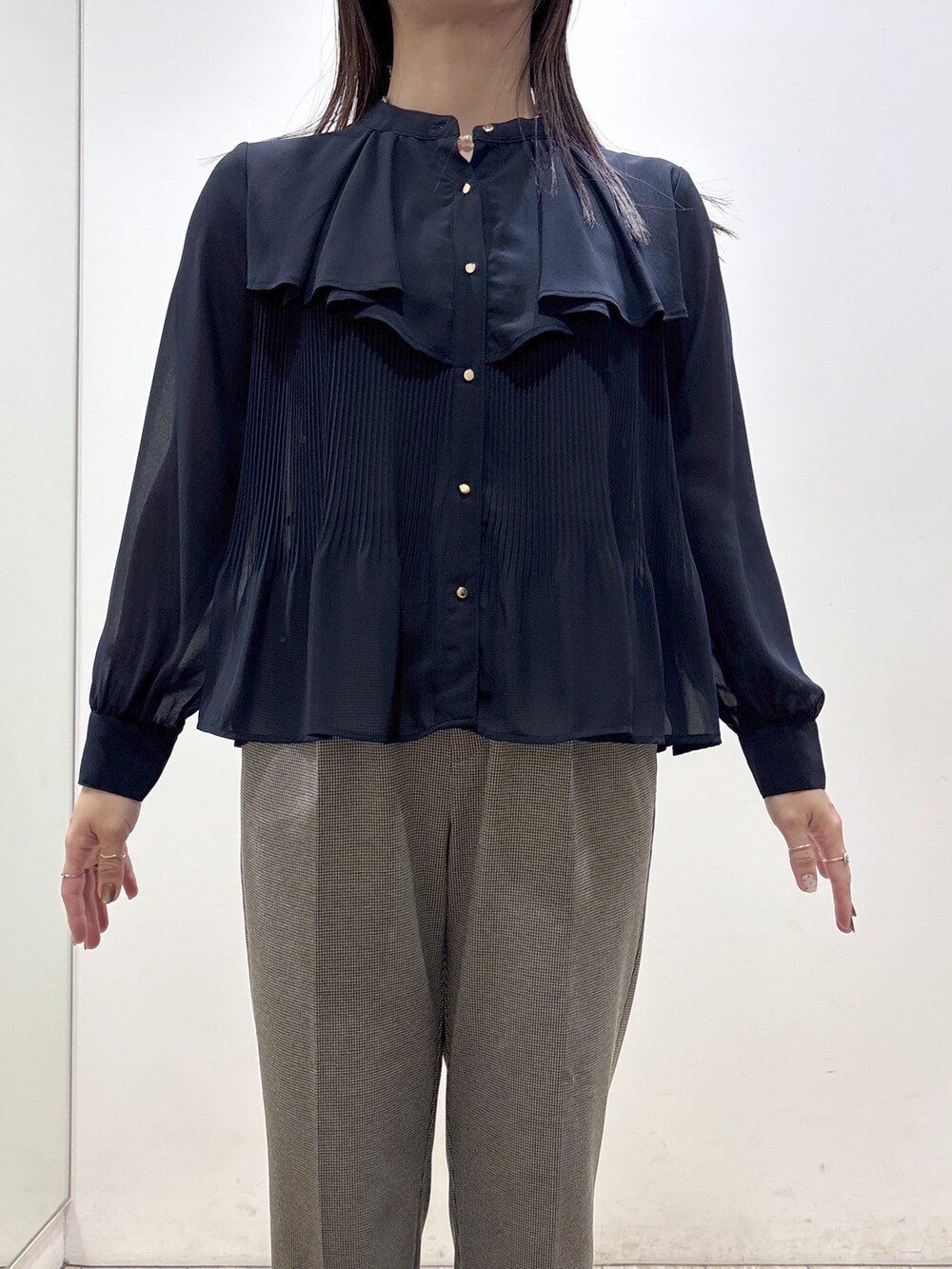 ブルー系のシャツ/ブラウス、ブラック系のその他パンツ、ブラック系のトートバッグを着用したレディースの秋コーディネートの5枚目の写真