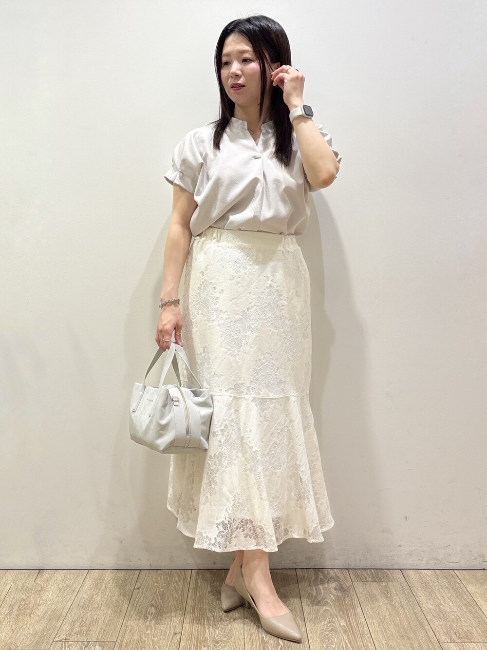 ベージュ系のシャツ/ブラウス、ホワイト系のスカート、グレー系のボストンバッグを着用したレディースの夏コーディネートの5枚目の写真