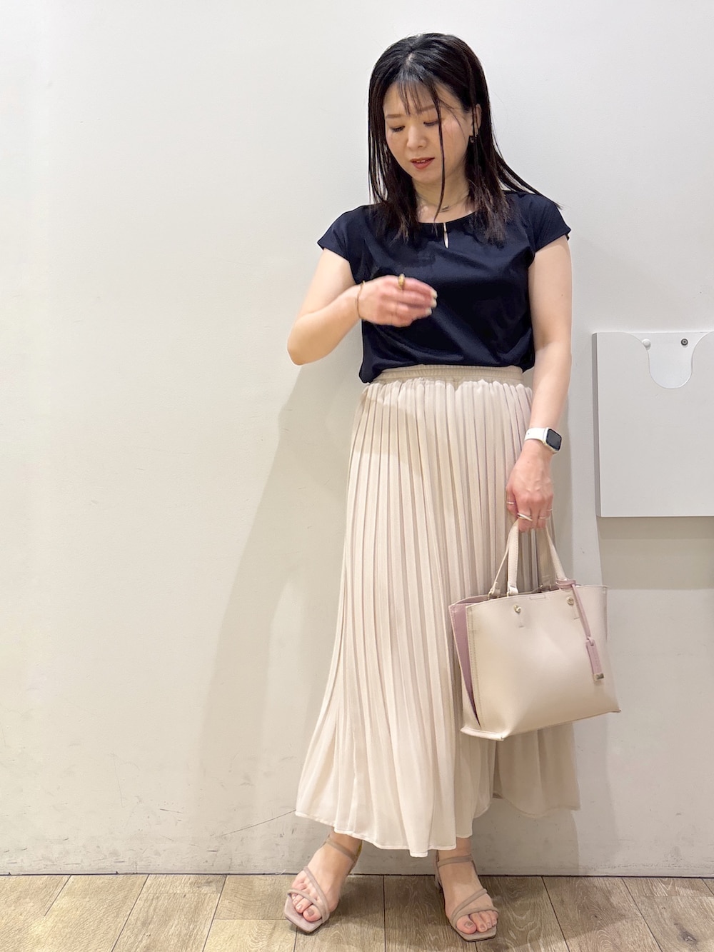 ベージュ系のワンピース、ベージュ系のスカート、ベージュ系のトートバッグを着用したレディースの春コーディネートの8枚目の写真
