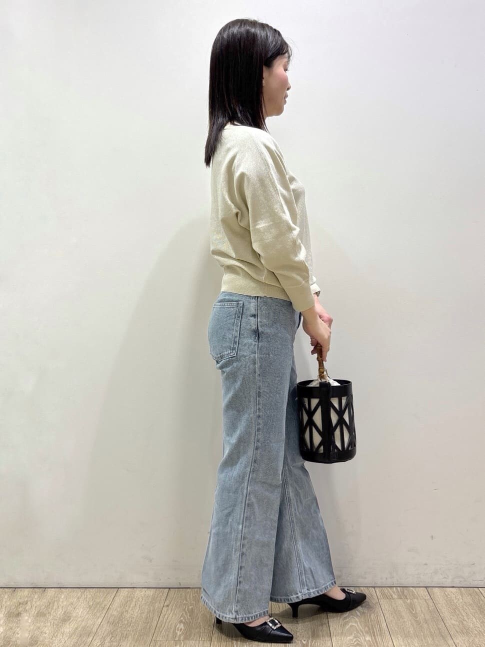 ブルー系のその他パンツ、ベージュ系のトレンチコート、グレー系のスラックスを着用したレディースの春コーディネートの7枚目の写真