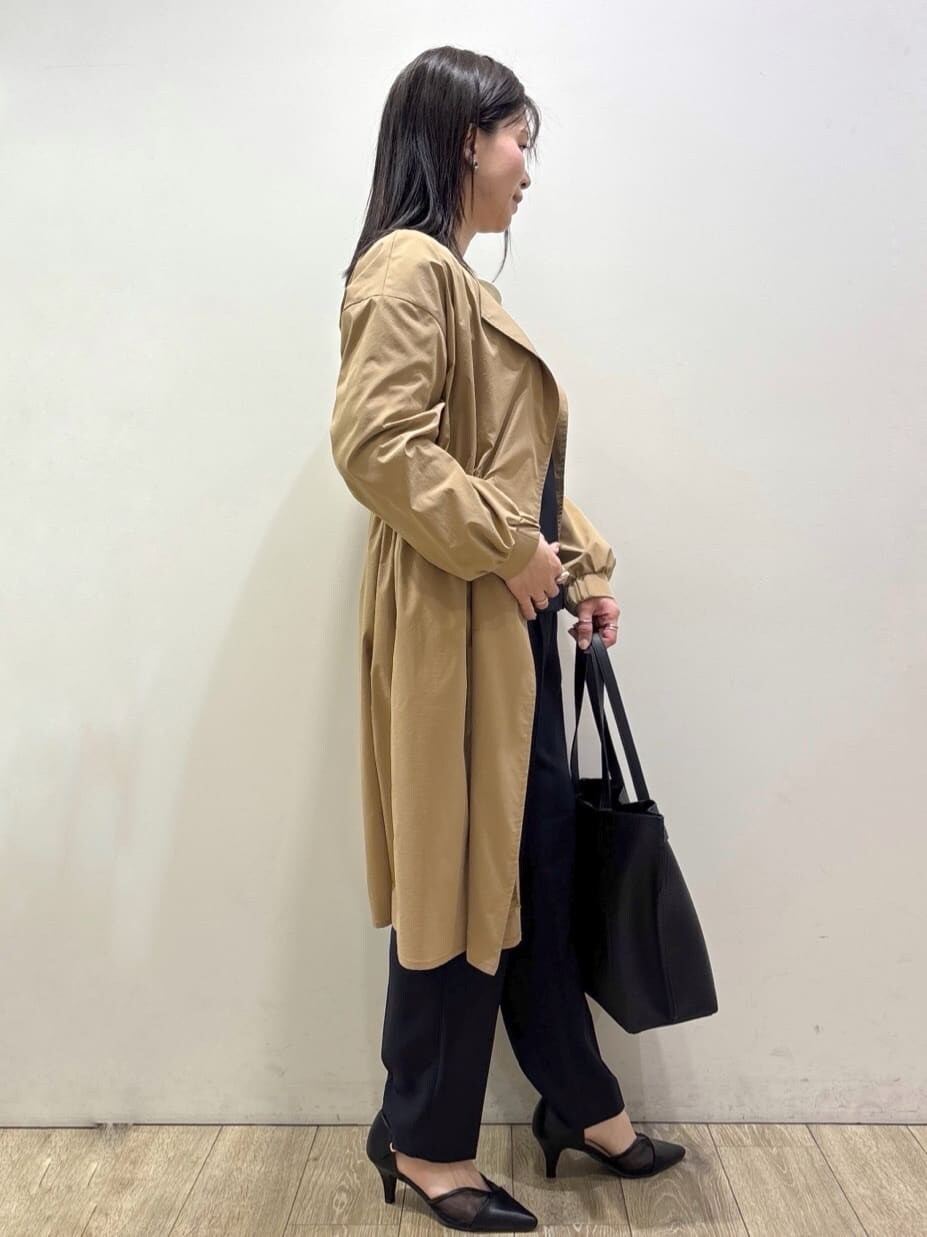 ブルー系のノーカラージャケット、ホワイト系のニット/セーター、ブルー系のその他パンツを着用したレディースの春コーディネートの3枚目の写真