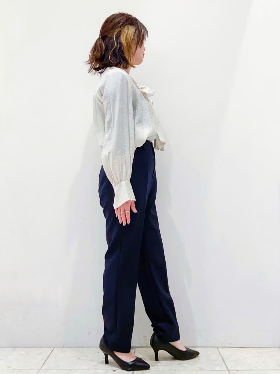 ブルー系のその他パンツ、ブラック系のパンプスを着用したレディースの春コーディネートの2枚目の写真