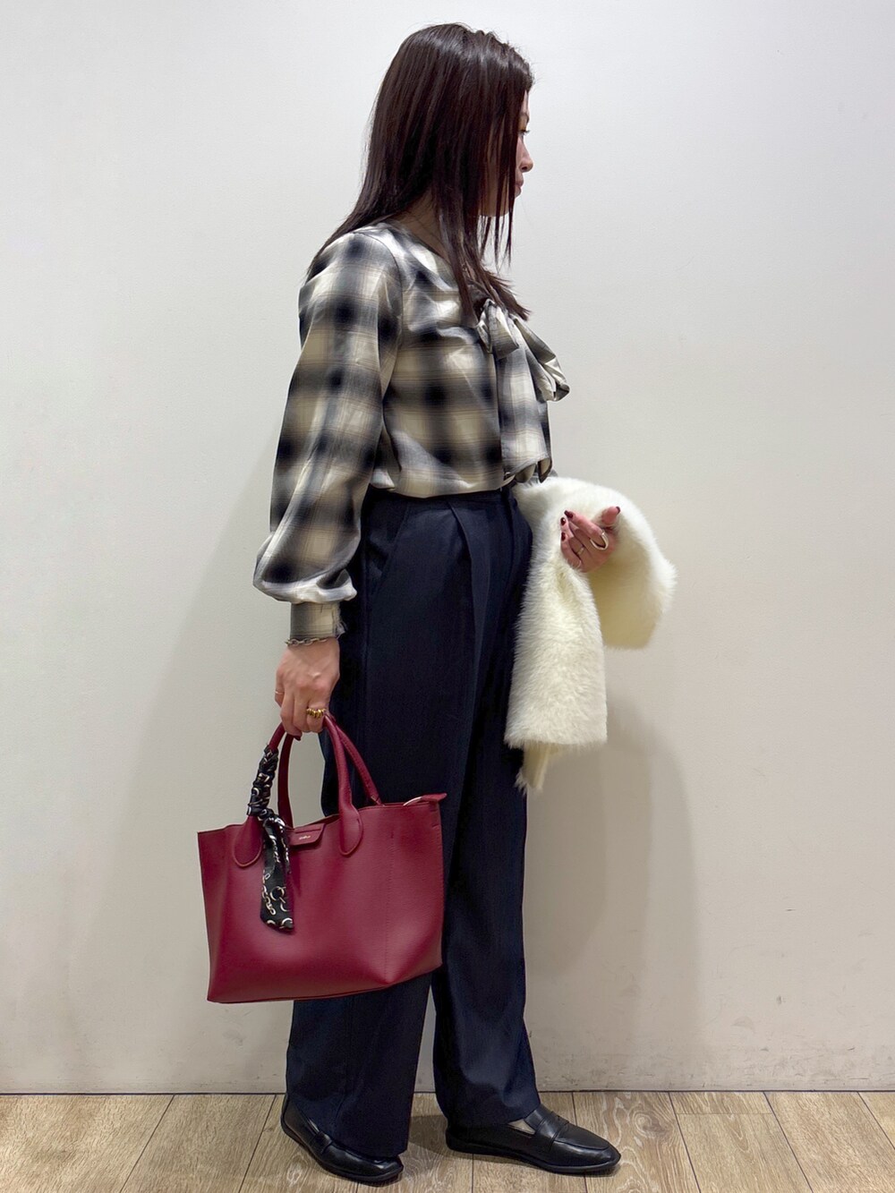 ブルー系のシャツ/ブラウス、ブルー系のその他パンツ、レッド系のトートバッグを着用したレディースの秋コーディネートの6枚目の写真