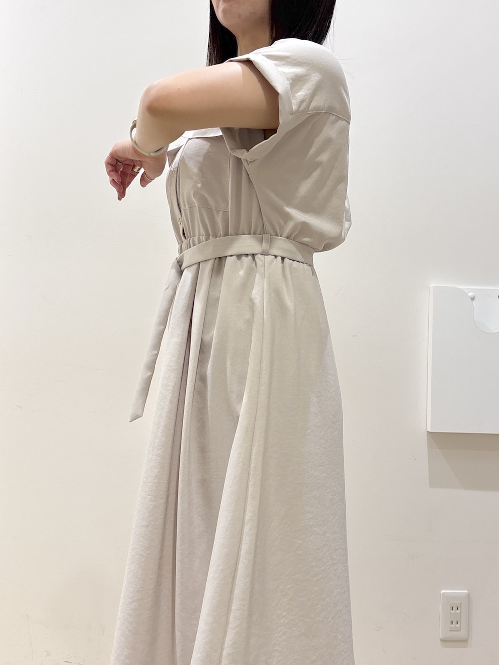 ベージュ系のワンピース、ベージュ系のトートバッグ、ベージュ系のパンプスを着用したレディースの夏コーディネートの7枚目の写真