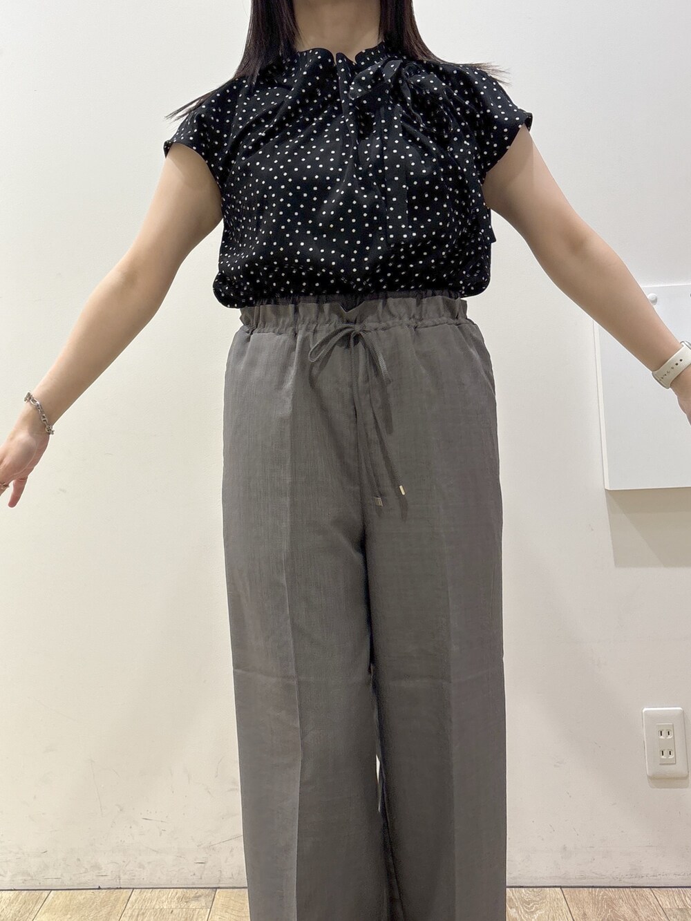 ブラック系のシャツ/ブラウス、グレー系のその他パンツ、ブラック系のトートバッグを着用したレディースの夏コーディネートの7枚目の写真