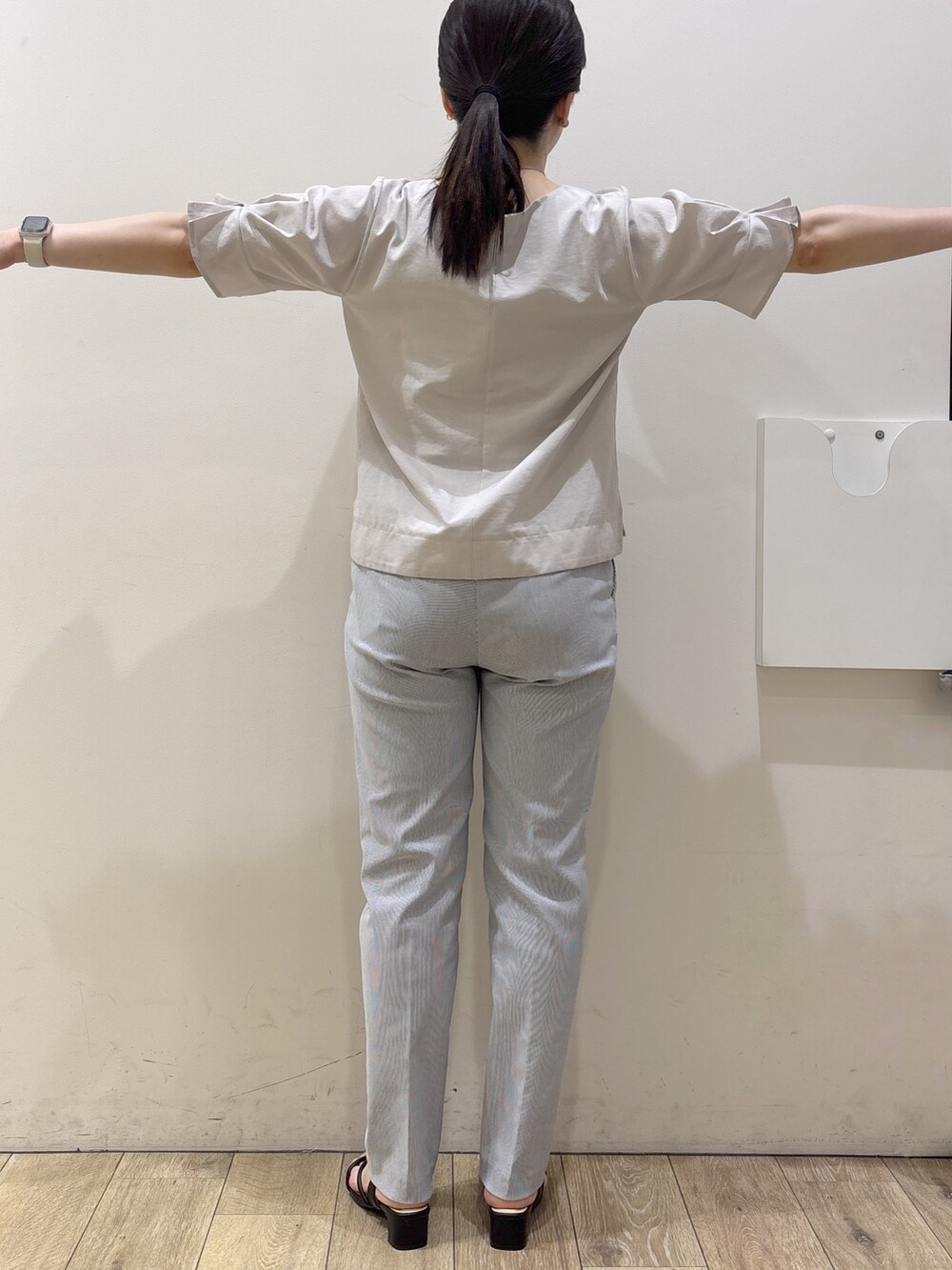 ベージュ系のシャツ/ブラウス、ブルー系のその他パンツ、グレー系のトートバッグを着用したレディースの夏コーディネートの10枚目の写真