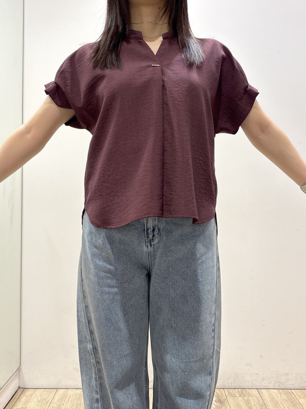 レッド系のシャツ/ブラウス、ブルー系のデニムパンツ、グレー系のトートバッグを着用したレディースの夏コーディネートの5枚目の写真