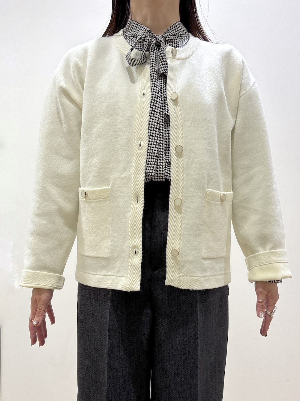 ホワイト系のカーディガン/ボレロ、ブラック系のシャツ/ブラウス、グレー系のその他パンツを着用したレディースの秋コーディネートの5枚目の写真