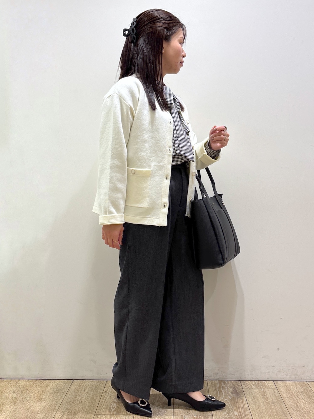 ホワイト系のカーディガン/ボレロ、ブラック系のシャツ/ブラウス、グレー系のその他パンツを着用したレディースの秋コーディネートの2枚目の写真