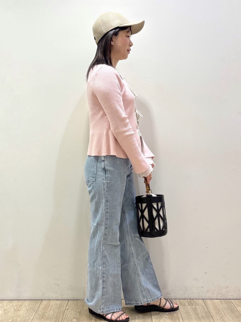 ブルー系のその他パンツ、グレー系のテーラードジャケット、ホワイト系のTシャツ/カットソーを着用したレディースの春コーディネートの2枚目の写真