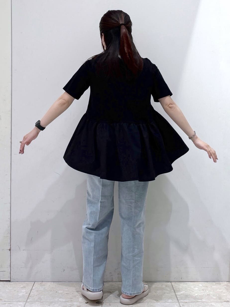 ブラック系のTシャツ/カットソー、ブルー系のデニムパンツ、ベージュ系のサンダルを着用したレディースの春コーディネートの3枚目の写真