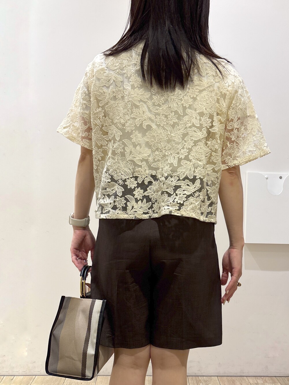 ホワイト系のTシャツ/カットソー、ブラウン系のその他パンツ、ブラック系のトートバッグを着用したレディースの夏コーディネートの7枚目の写真