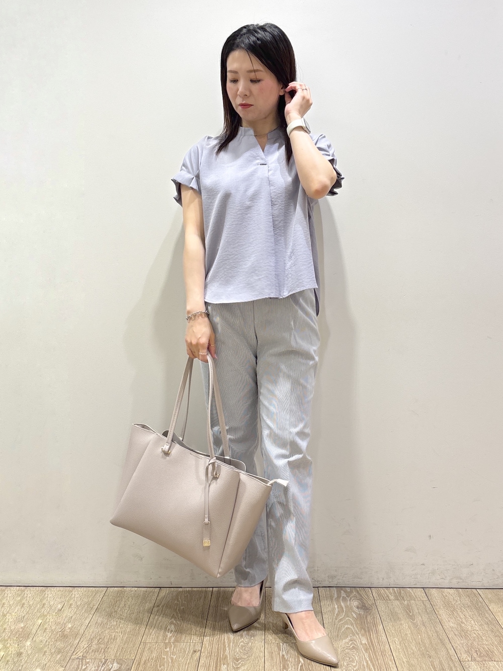 ブルー系のシャツ/ブラウス、ブルー系のその他パンツ、グレー系のトートバッグを着用したレディースの夏コーディネートの5枚目の写真