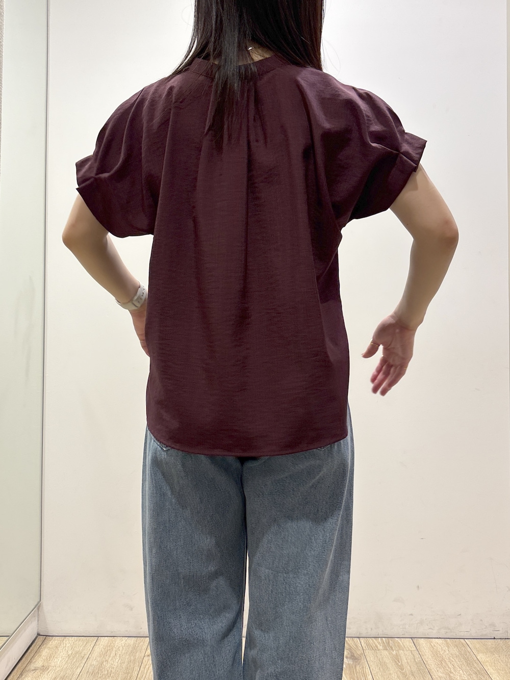 レッド系のシャツ/ブラウス、ブルー系のデニムパンツ、グレー系のトートバッグを着用したレディースの夏コーディネートの7枚目の写真