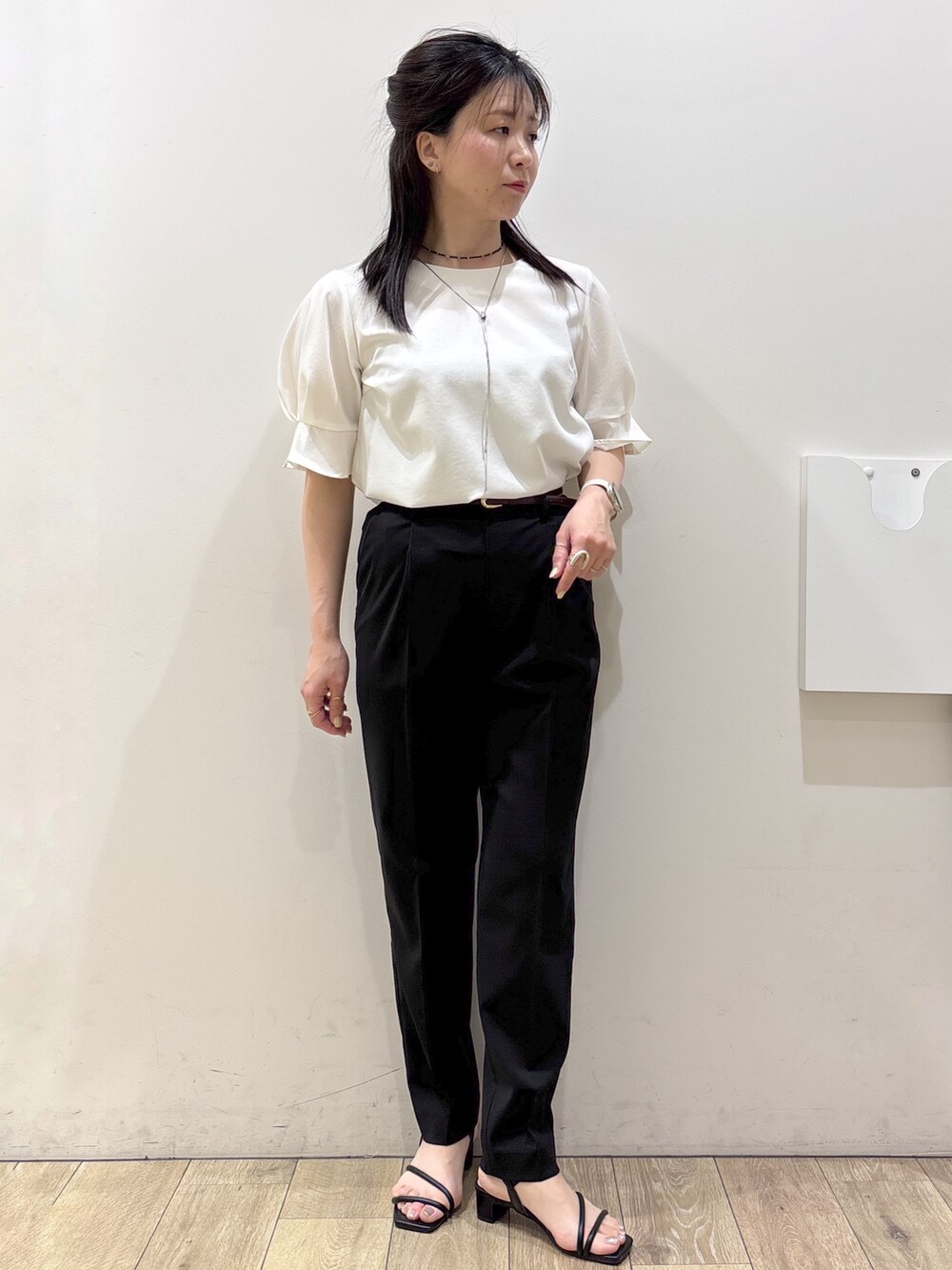 ホワイト系のシャツ/ブラウス、ブラック系のその他パンツ、ブラック系のトートバッグを着用したレディースの春コーディネートの8枚目の写真