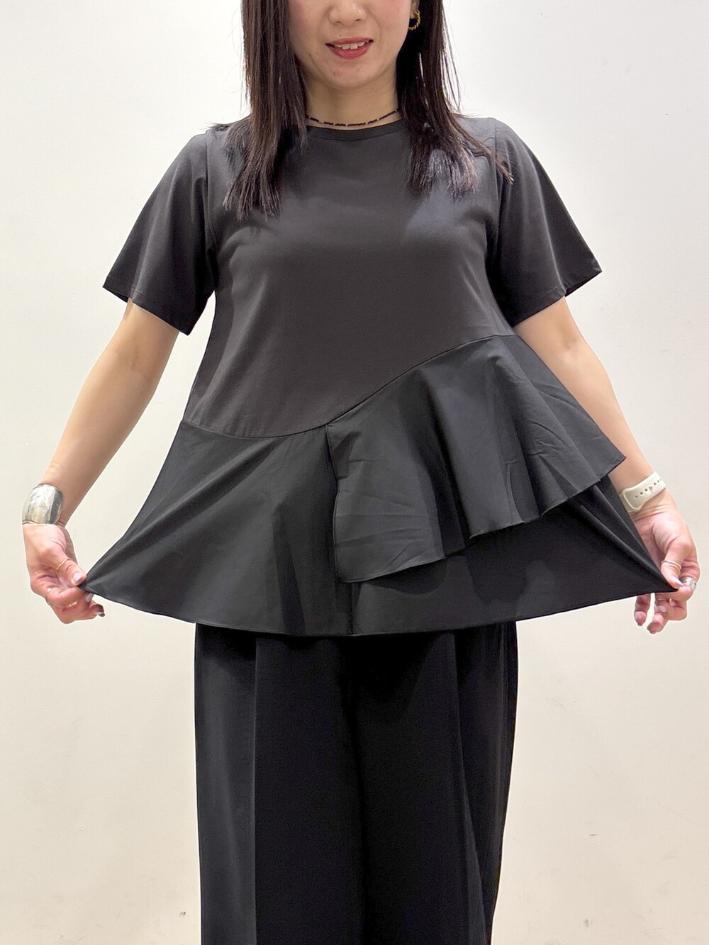 ブラック系のTシャツ/カットソー、ブラック系のその他パンツ、ブラック系のトートバッグを着用したレディースの夏コーディネートの9枚目の写真