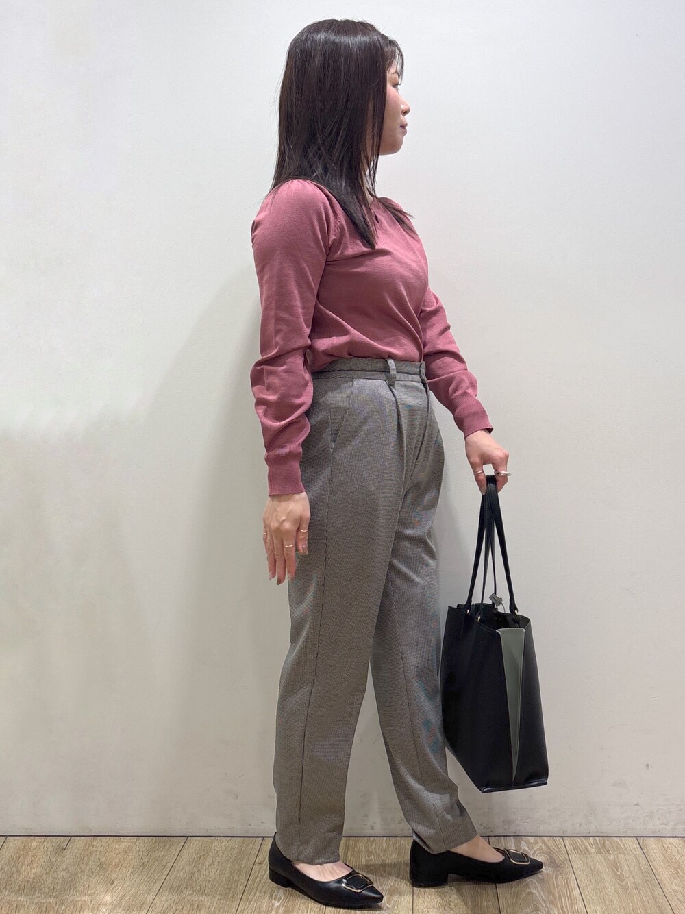 ピンク系のニット/セーター、ブラック系のその他パンツ、ブラック系のトートバッグを着用したレディースの秋コーディネートの2枚目の写真