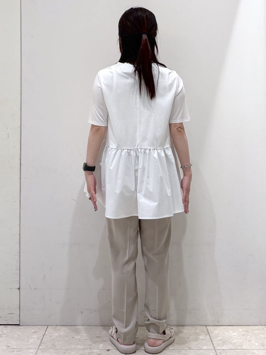 ホワイト系のTシャツ/カットソー、ブルー系のカーディガン/ボレロ、ベージュ系のその他パンツを着用したレディースの春コーディネートの8枚目の写真