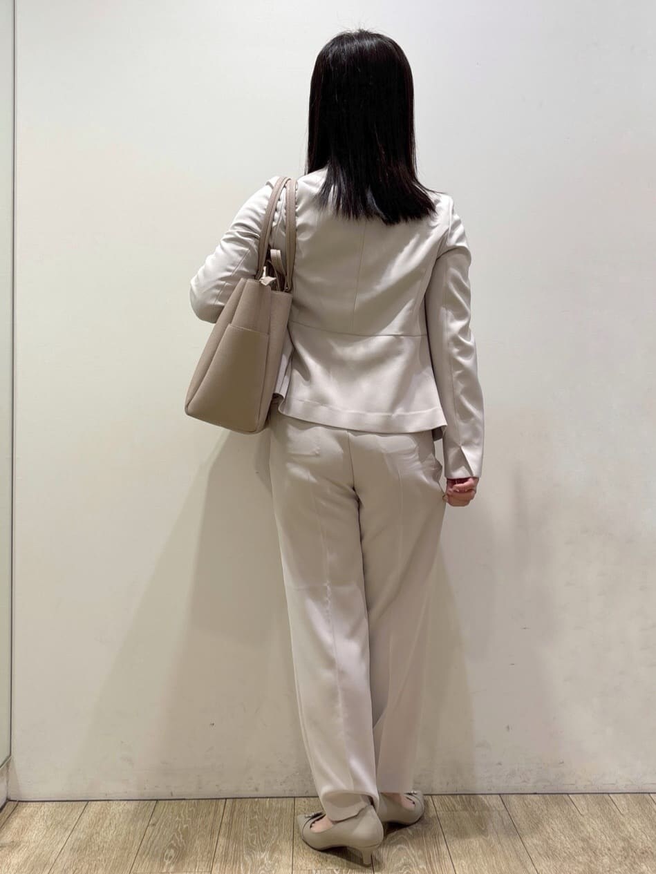 ベージュ系のトレンチコート、ベージュ系のノーカラージャケット、ブルー系のニット/セーターを着用したレディースの春コーディネートの7枚目の写真