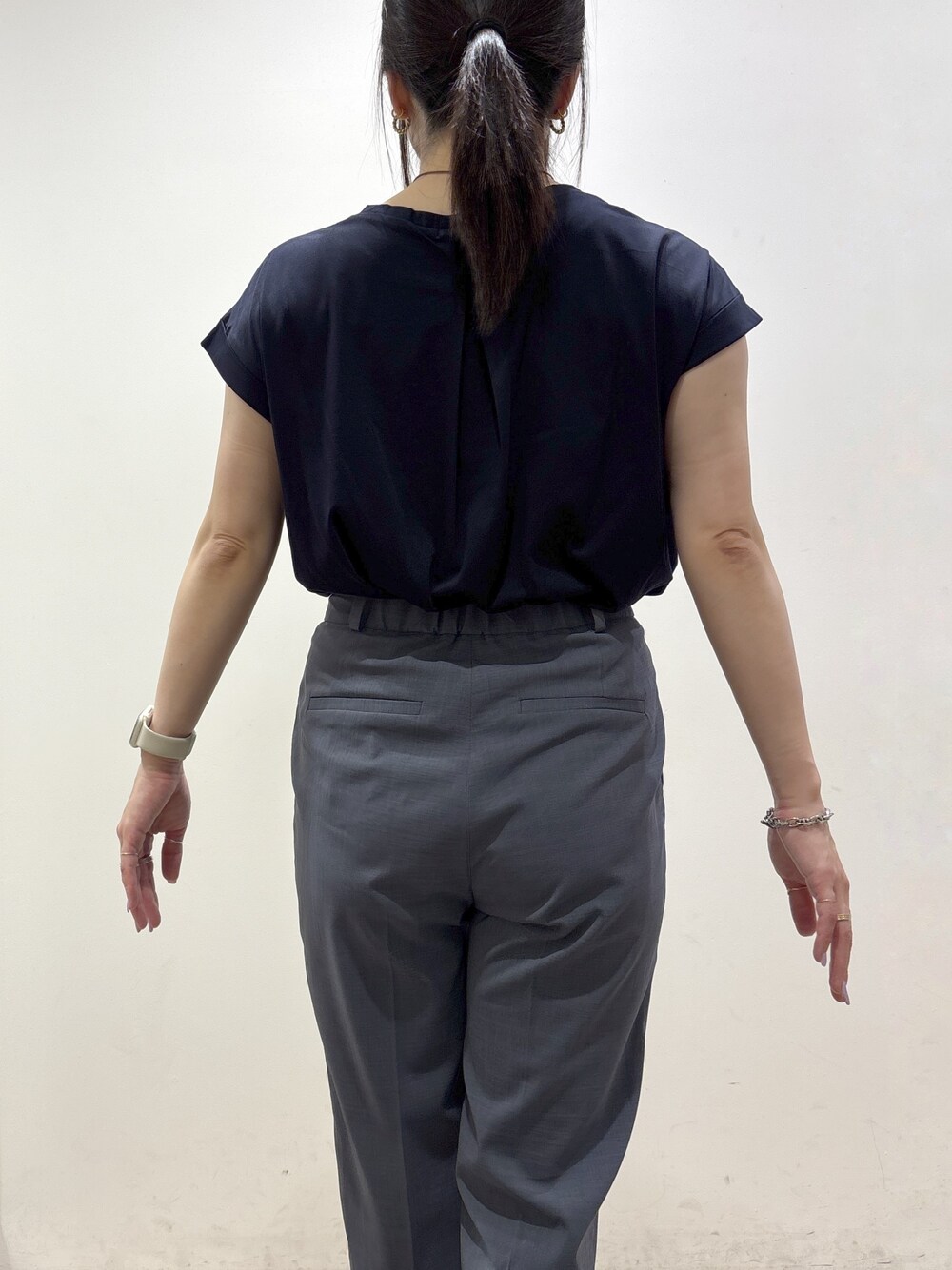 ブルー系のテーラードジャケット、ブルー系のTシャツ/カットソー、グレー系のその他パンツを着用したレディースの夏コーディネートの10枚目の写真
