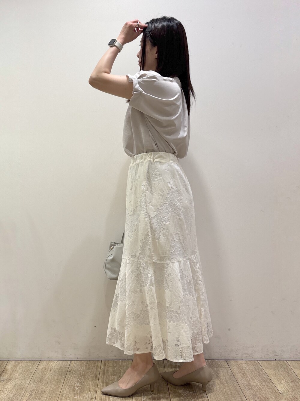 ベージュ系のシャツ/ブラウス、ホワイト系のスカート、グレー系のボストンバッグを着用したレディースの夏コーディネートの4枚目の写真