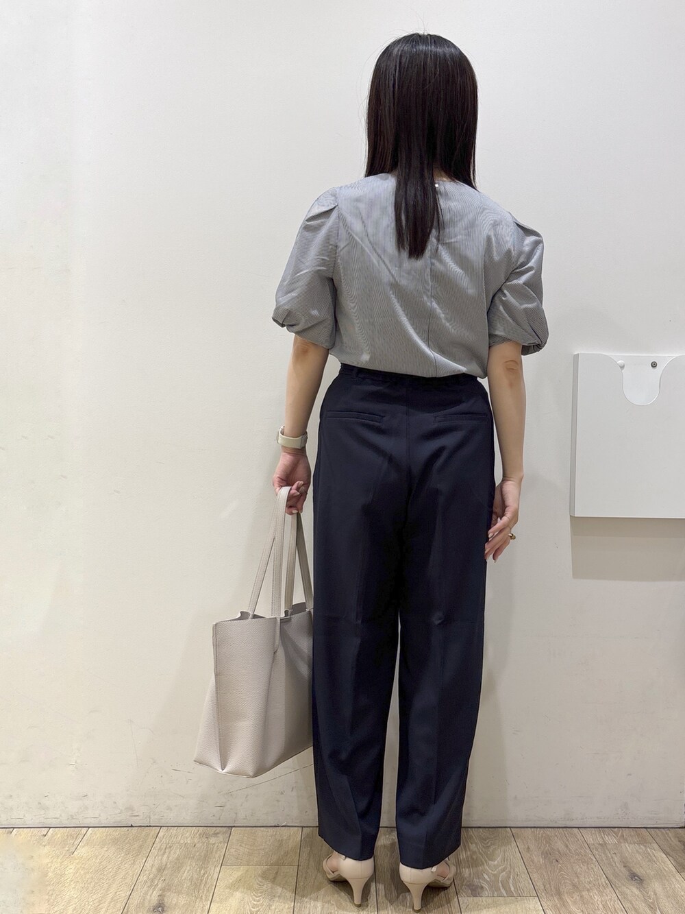 グレー系のTシャツ/カットソー、ブルー系のその他パンツ、グレー系のトートバッグを着用したレディースの夏コーディネートの9枚目の写真