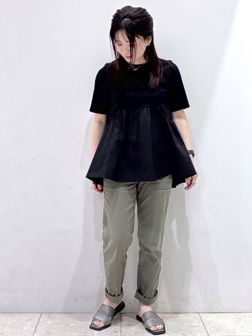ブラック系のTシャツ/カットソー、ホワイト系のカーディガン/ボレロ、グリーン系のその他パンツを着用したレディースの春コーディネートの5枚目の写真
