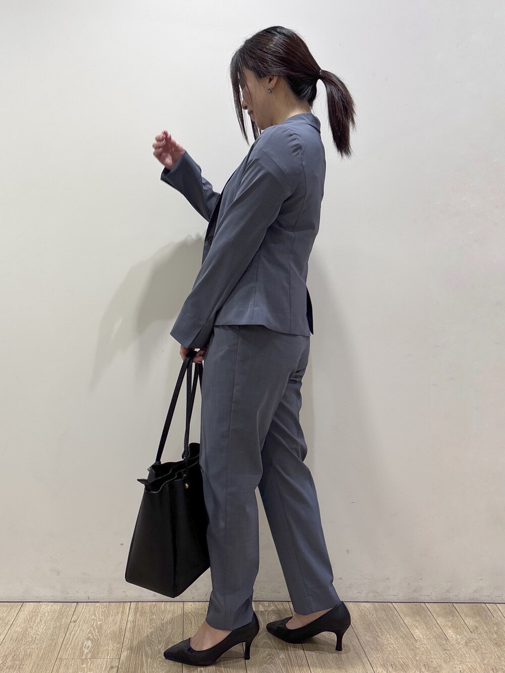 グレー系のテーラードジャケット、レッド系のTシャツ/カットソー、グレー系のその他パンツを着用したレディースの夏コーディネートの5枚目の写真