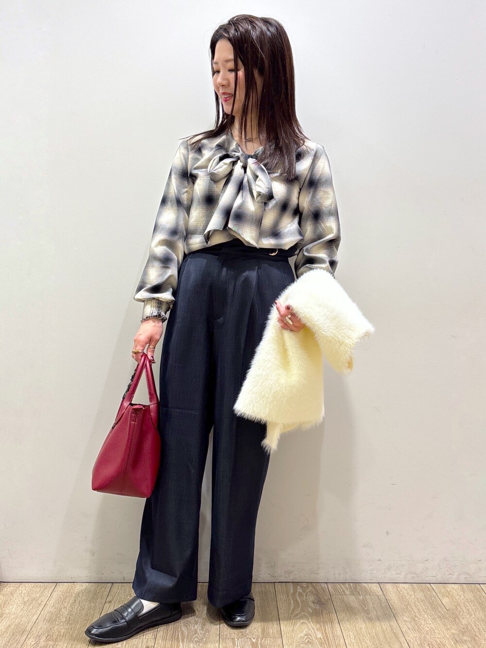 ブルー系のシャツ/ブラウス、ブルー系のその他パンツ、レッド系のトートバッグを着用したレディースの秋コーディネートの5枚目の写真