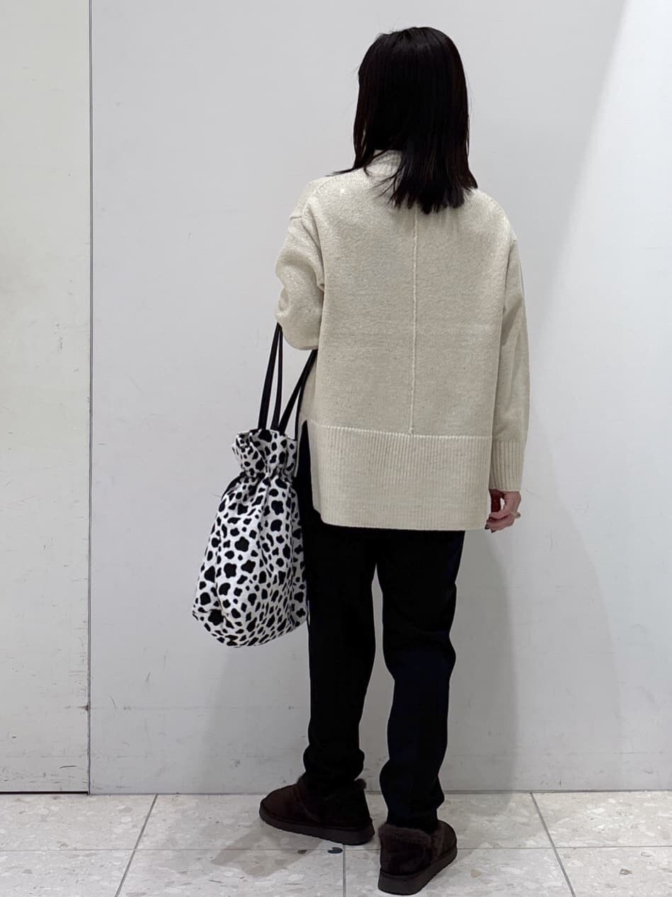 ベージュ系のニット/セーター、ブラック系のその他パンツ、ブラック系のトートバッグを着用したレディースの冬コーディネートの3枚目の写真