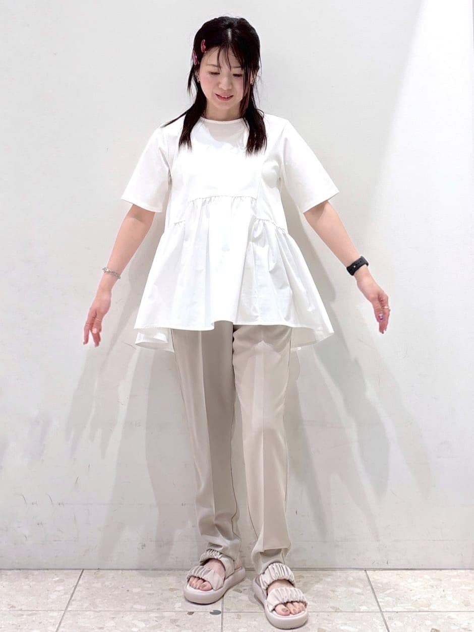 ホワイト系のTシャツ/カットソー、ブルー系のカーディガン/ボレロ、ベージュ系のその他パンツを着用したレディースの春コーディネートの6枚目の写真