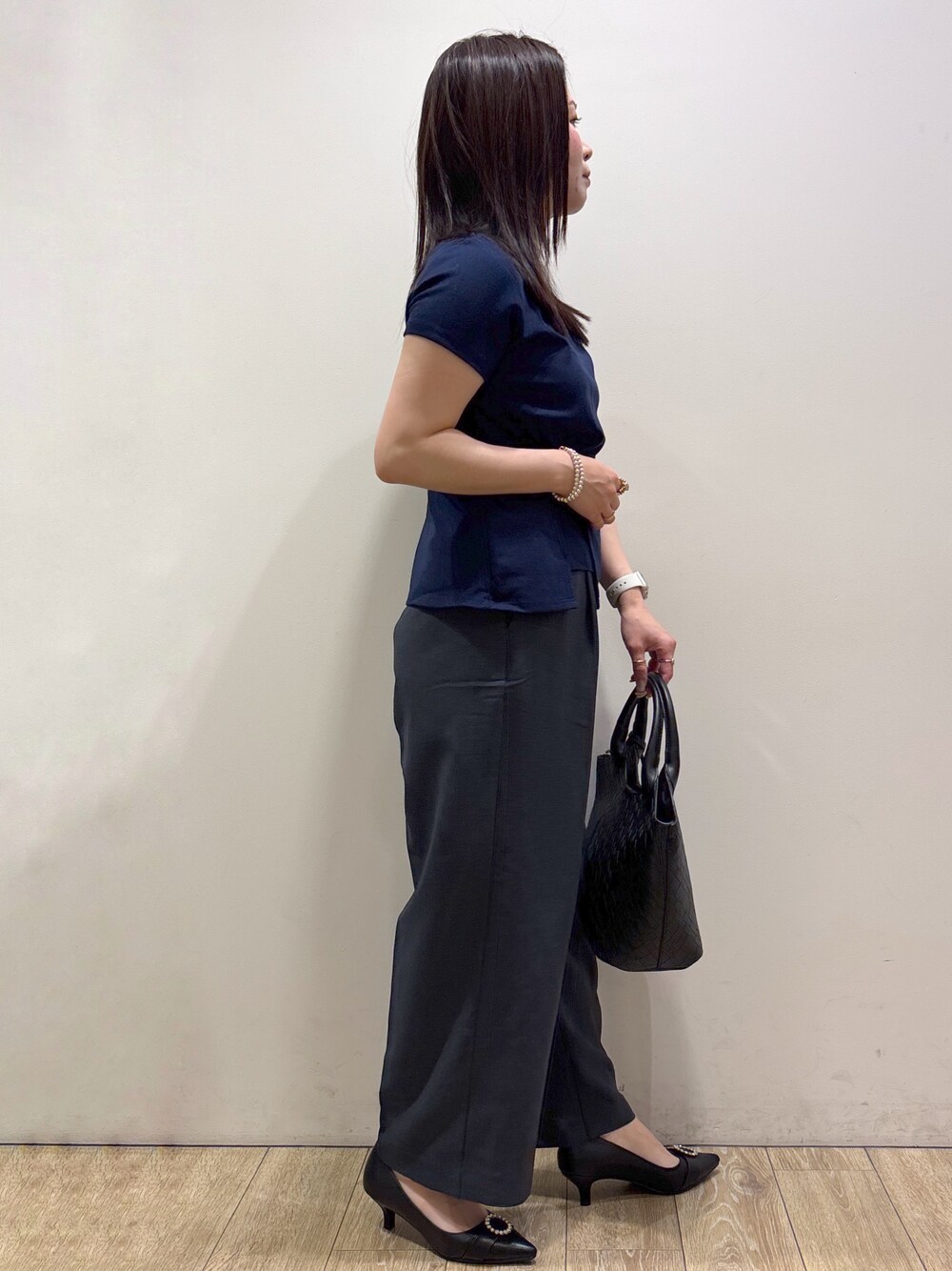 ブルー系のTシャツ/カットソー、ブルー系のその他パンツ、ブラック系のトートバッグを着用したレディースの夏コーディネートの2枚目の写真