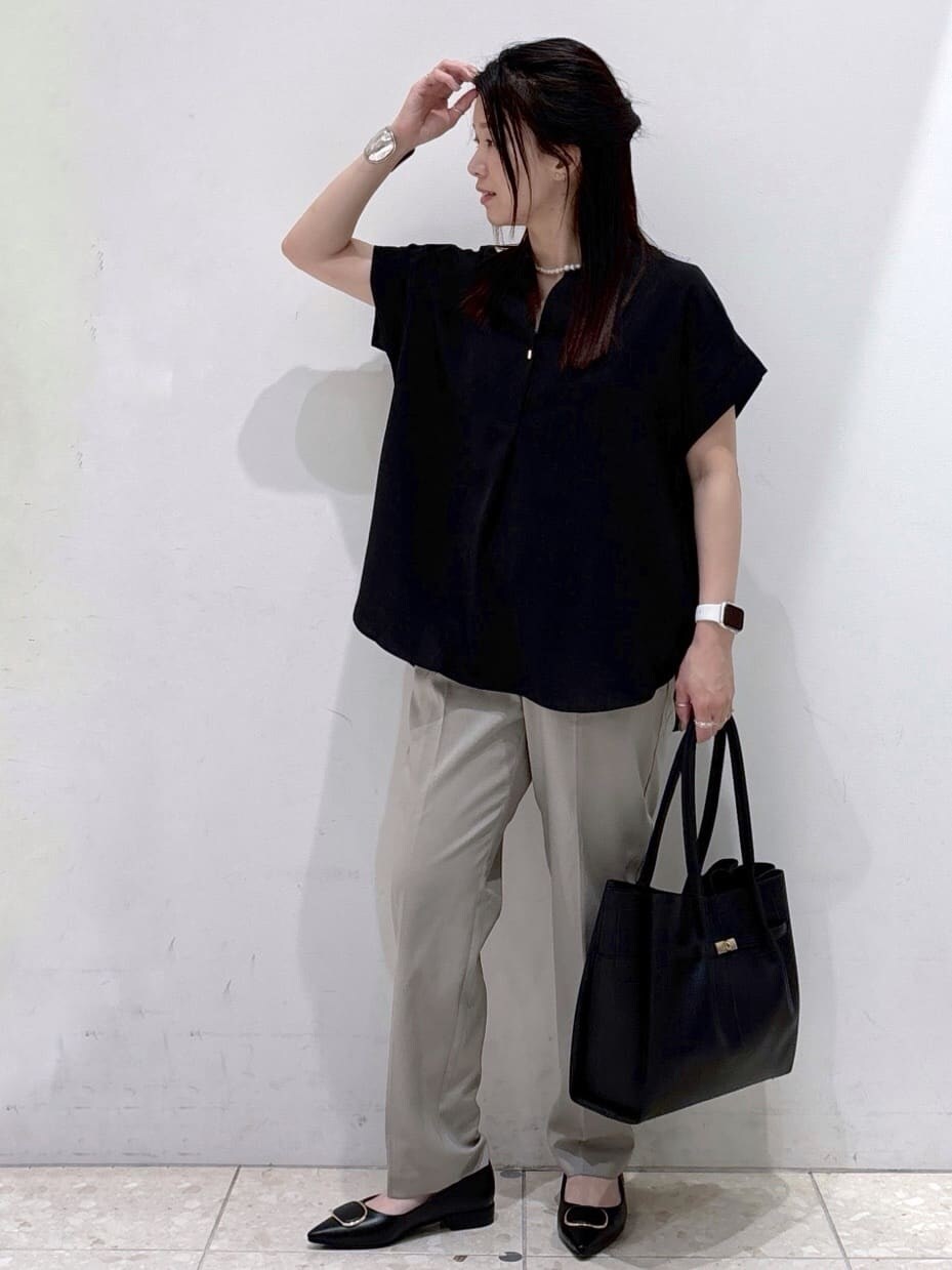 ブラック系のシャツ/ブラウス、ブラウン系のその他パンツ、ブラック系のトートバッグを着用したレディースの夏コーディネートの5枚目の写真