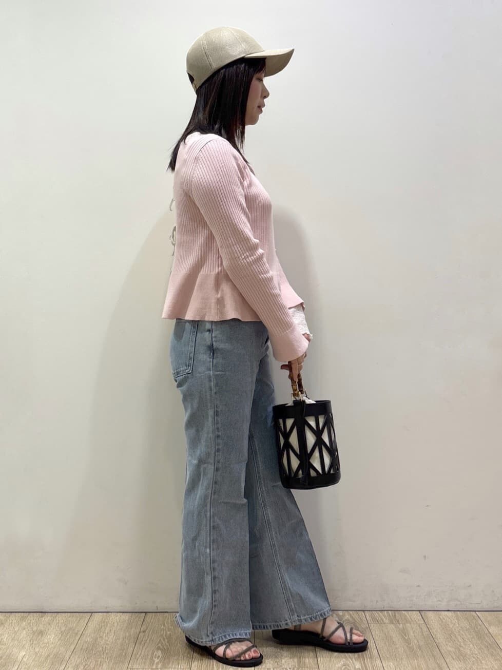 ブルー系のその他パンツ、グレー系のテーラードジャケット、ホワイト系のTシャツ/カットソーを着用したレディースの春コーディネートの6枚目の写真