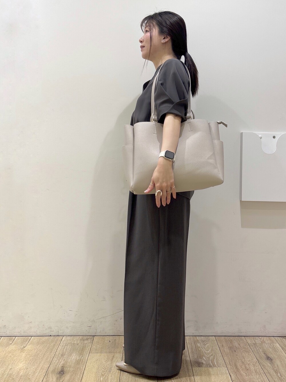 ベージュ系のパンプス、グレー系のカーディガン/ボレロ、ベージュ系のトートバッグを着用したレディースの春コーディネートの8枚目の写真