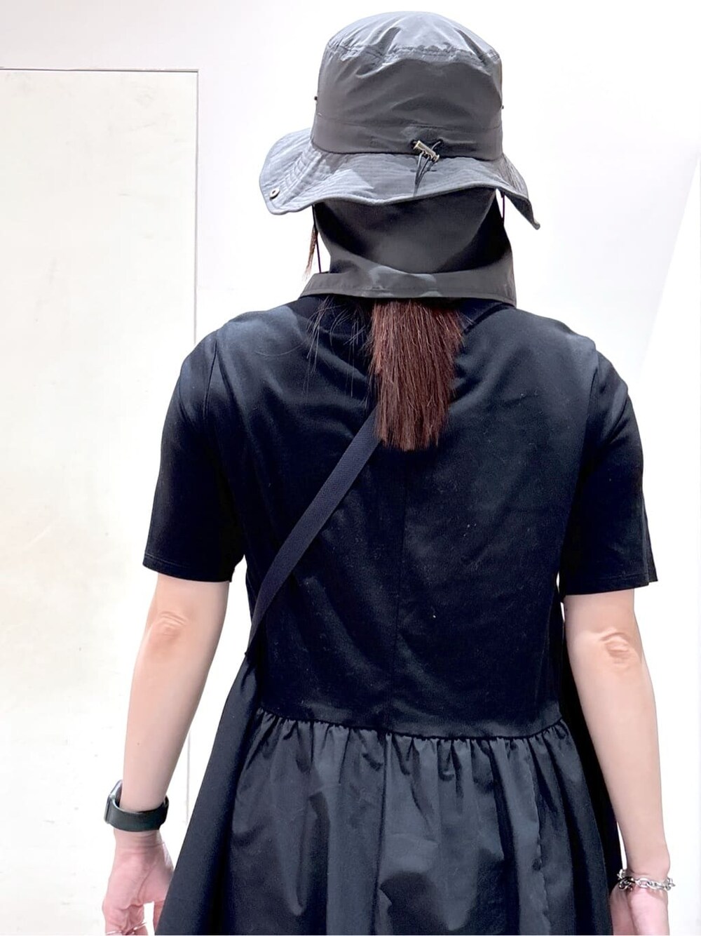 ブラック系のTシャツ/カットソー、ブルー系のその他パンツ、ブルー系のショルダーバッグを着用したレディースの夏コーディネートの10枚目の写真