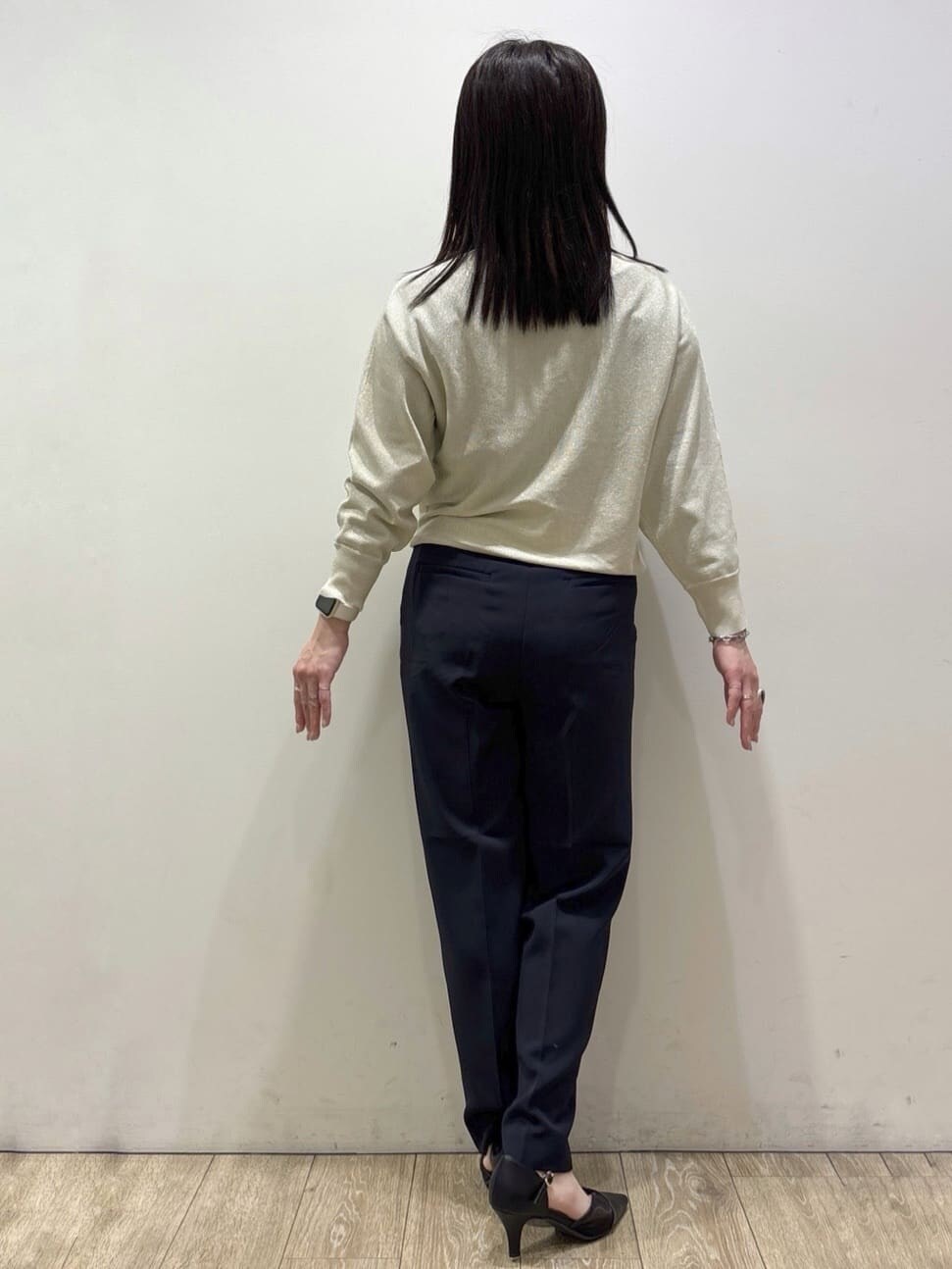 ブルー系のノーカラージャケット、ホワイト系のニット/セーター、ブルー系のその他パンツを着用したレディースの春コーディネートの9枚目の写真