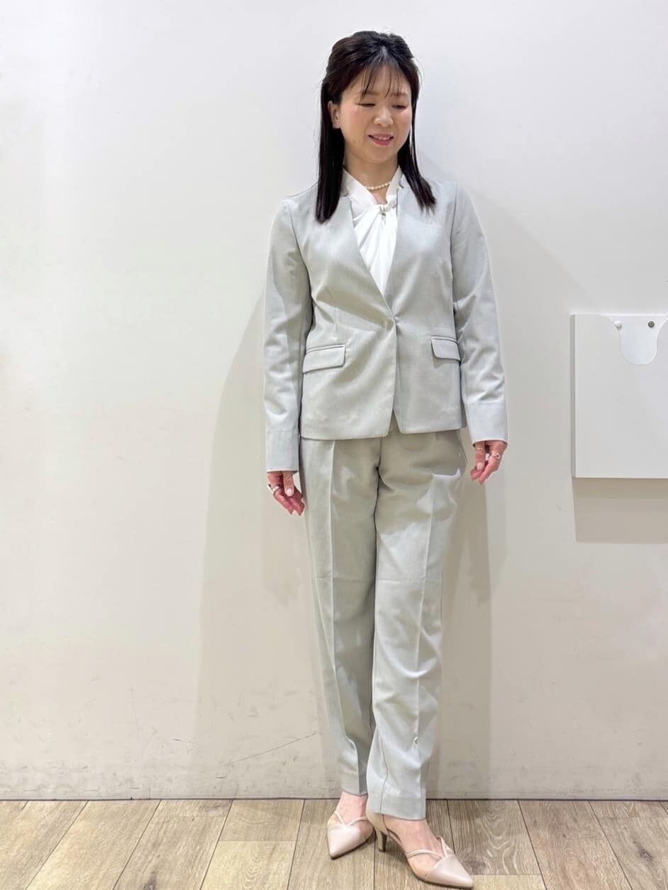 グレー系のその他パンツ、グレー系のノーカラージャケット、ベージュ系のパンプスを着用したレディースの春コーディネートの5枚目の写真