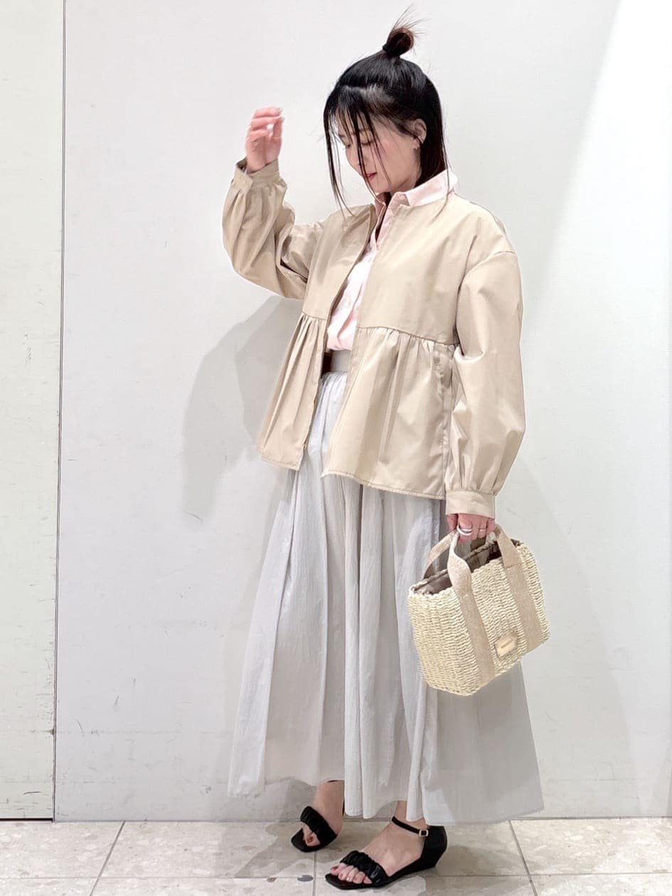 ベージュ系のノーカラージャケット、ピンク系のシャツ/ブラウス、グレー系のスカートを着用したレディースの春コーディネートの4枚目の写真