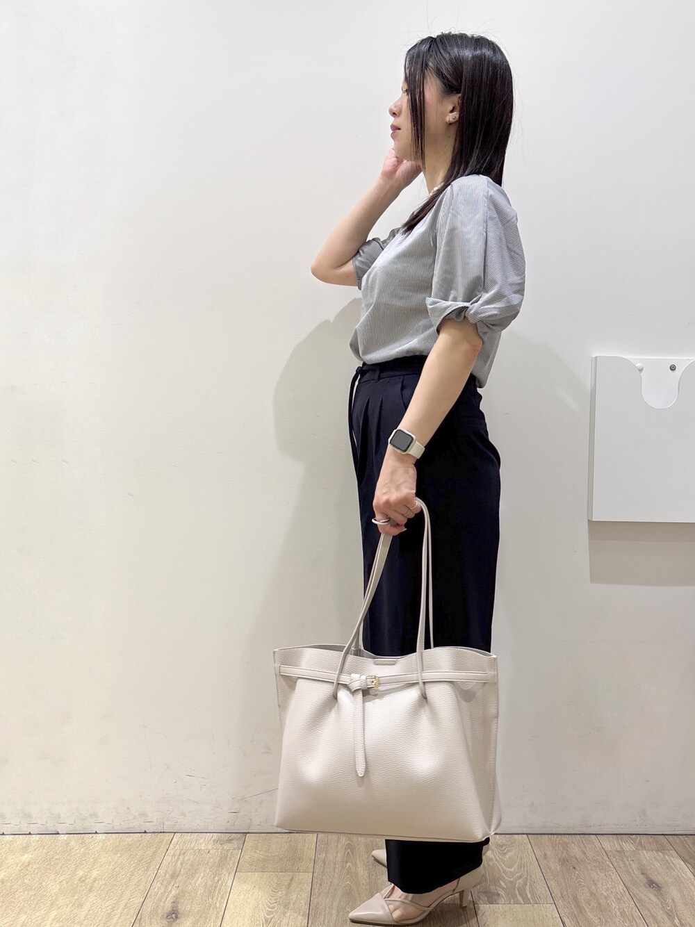 グレー系のTシャツ/カットソー、ブルー系のその他パンツ、グレー系のトートバッグを着用したレディースの夏コーディネートの2枚目の写真