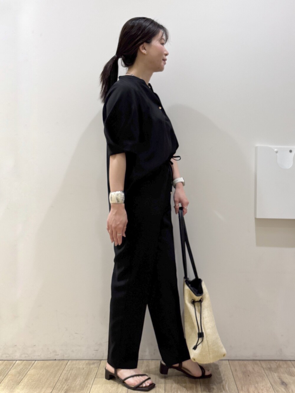 ブラック系のシャツ/ブラウス、ブラック系のその他パンツ、ブラウン系のサンダルを着用したレディースの春コーディネートの6枚目の写真
