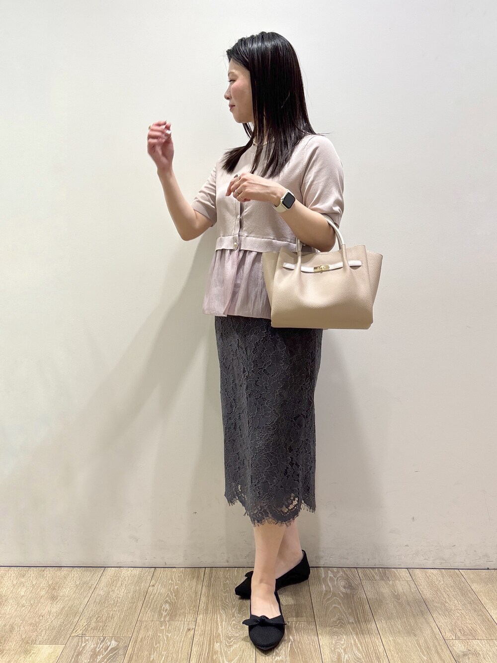 ベージュ系のカーディガン/ボレロ、グレー系のスカート、ベージュ系のトートバッグを着用したレディースの夏コーディネートの6枚目の写真