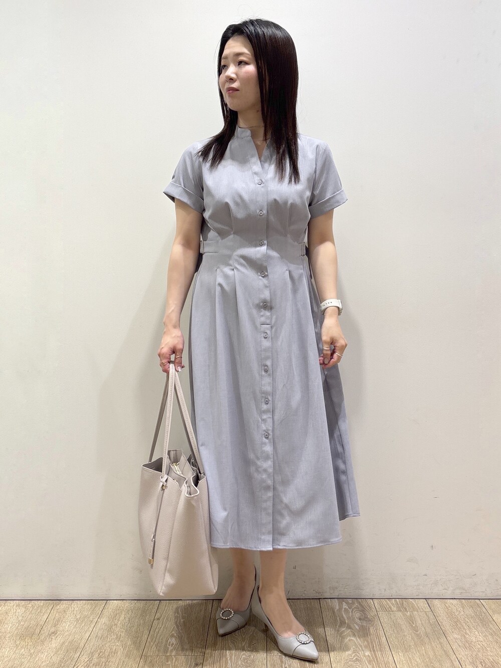 ブルー系のカーディガン/ボレロ、グレー系のワンピース、グレー系のトートバッグを着用したレディースの夏コーディネートの10枚目の写真