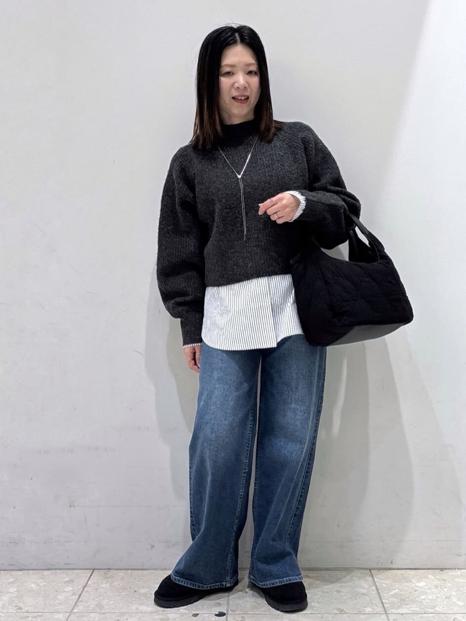 グレー系のニット/セーター、ホワイト系のTシャツ/カットソー、ブルー系のデニムパンツを着用したレディースの冬コーディネートの6枚目の写真