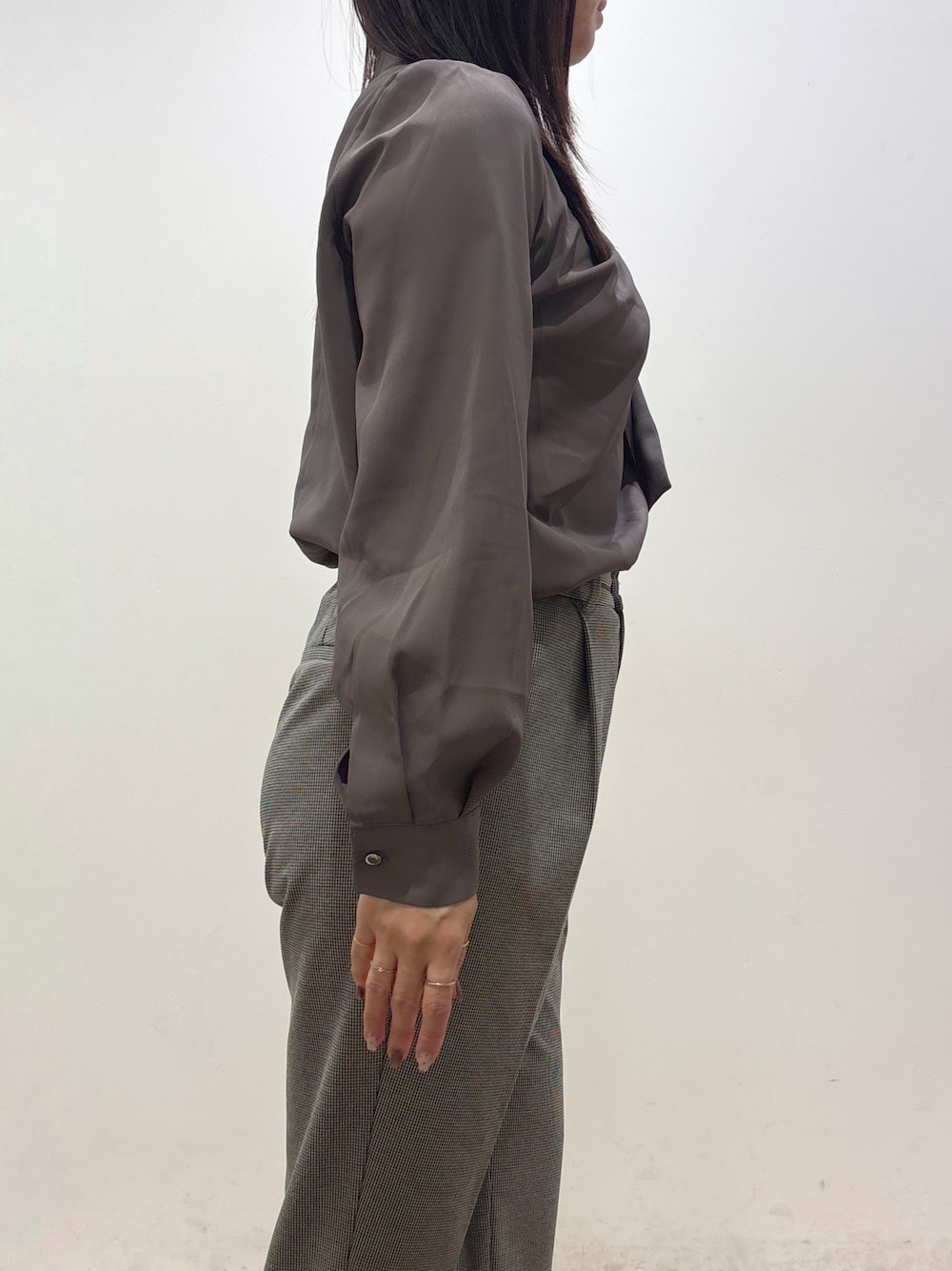 ブラウン系のシャツ/ブラウス、ブラック系のその他パンツ、ブラック系のトートバッグを着用したレディースの秋コーディネートの7枚目の写真